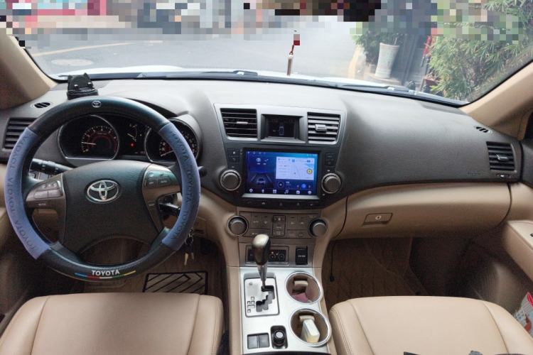 Used Toyota Highlander 2009 2.7L Two-Wheel Drive 7-Seater Luxury Edition Center Console