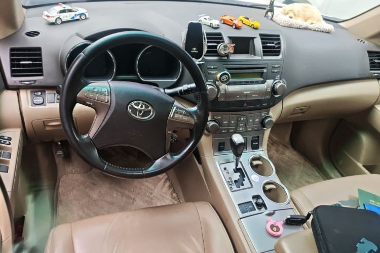 Used Toyota Highlander 2009 2.7L Two-Wheel Drive 7-Seater Luxury Edition Center Console