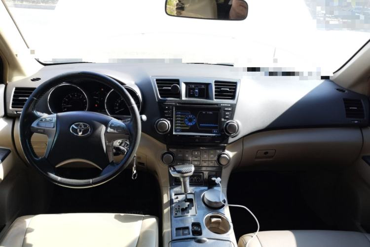 Used Toyota Highlander 2009 2.7L Two-Wheel Drive 7-Seater Luxury Edition Center Console