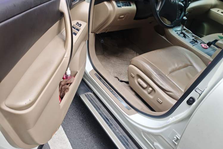 Used Toyota Highlander 2009 2.7L Two-Wheel Drive 7-Seater Luxury Edition Driver Seat