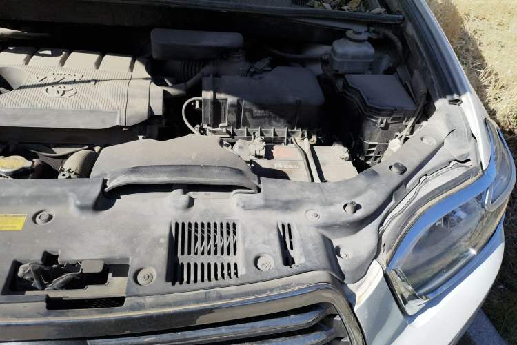 Used Toyota Highlander 2009 2.7L Two-Wheel Drive 7-Seater Luxury Edition Engine Bay Left