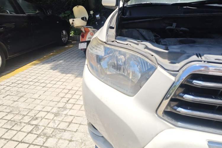 Used Toyota Highlander 2009 2.7L Two-Wheel Drive 7-Seater Luxury Edition Right Front Headlight