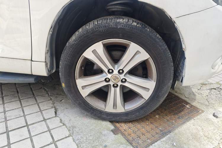 Used Toyota Highlander 2009 2.7L Two-Wheel Drive 7-Seater Luxury Edition Right Front Wheel Hub