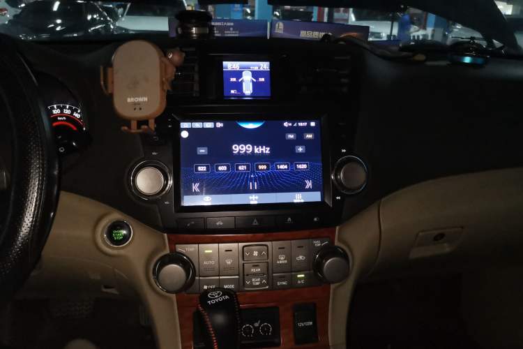 Used Toyota Highlander 2011 2.7L Two-Wheel Drive 7-Seater Supreme Edition Audio And AC Panel