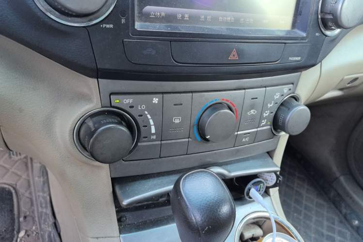 Used Toyota Highlander 2011 2.7L Two-Wheel Drive 5-Seater Elite Edition Audio And AC Panel