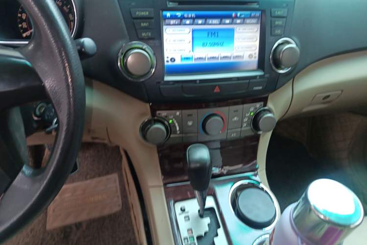 Used Toyota Highlander 2011 2.7L Two-Wheel Drive 5-Seater Elite Edition Audio And AC Panel