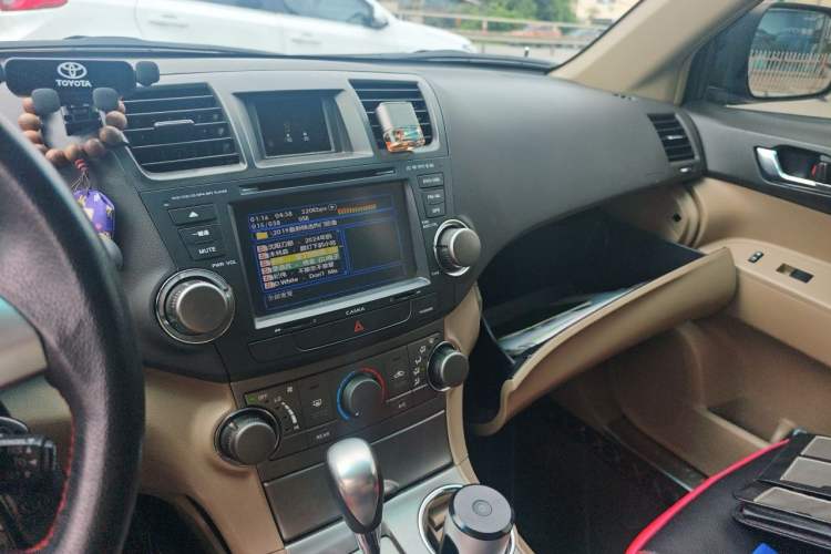 Used Toyota Highlander 2011 2.7L Two-Wheel Drive 7-Seater Elite Edition Audio And AC Panel