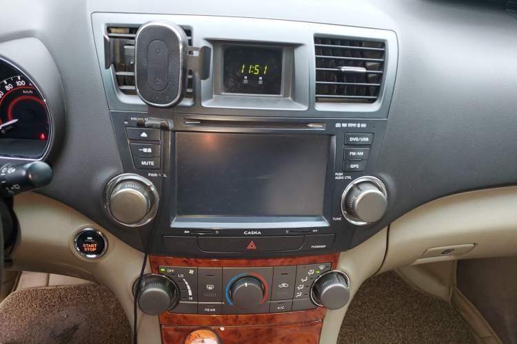 Used Toyota Highlander 2011 2.7L Two-Wheel Drive 7-Seater Elite Edition Audio And AC Panel