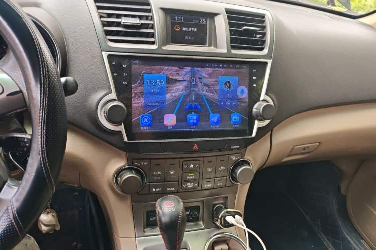 Used Toyota Highlander 2011 2.7L Two-Wheel Drive 7-Seater Luxury Edition Audio And AC Panel