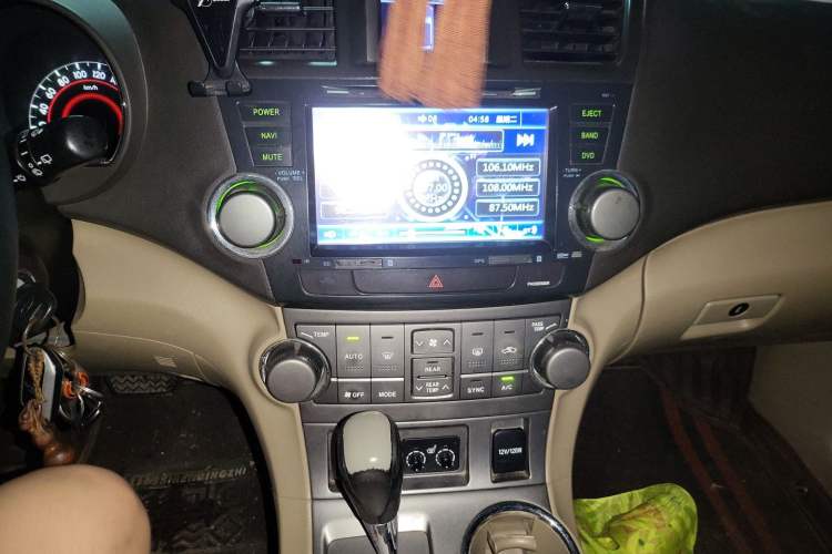Used Toyota Highlander 2011 2.7L Two-Wheel Drive 7-Seater Luxury Navigation Edition Audio And AC Panel