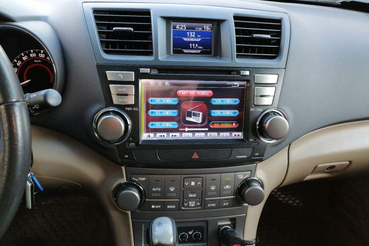 Used Toyota Highlander 2011 2.7L Two-Wheel Drive 7-Seater Luxury Edition Audio And AC Panel