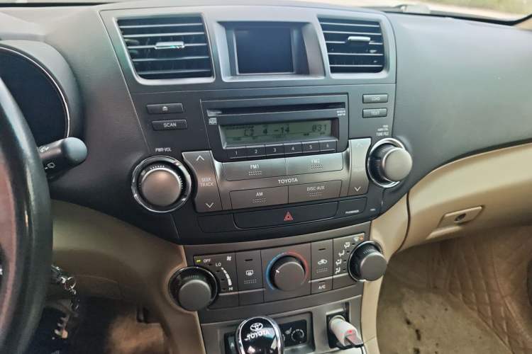 Used Toyota Highlander 2011 2.7L Two-Wheel Drive 5-Seater Sport Edition Audio And AC Panel