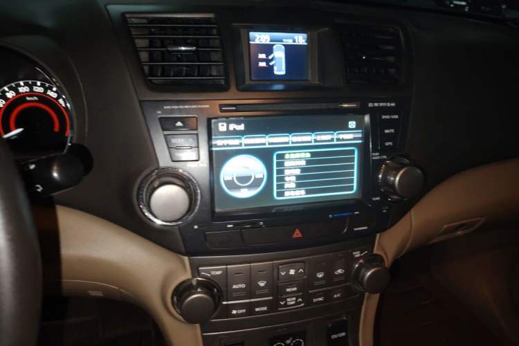 Used Toyota Highlander 2011 2.7L Two-Wheel Drive 7-Seater Luxury Edition Audio And AC Panel