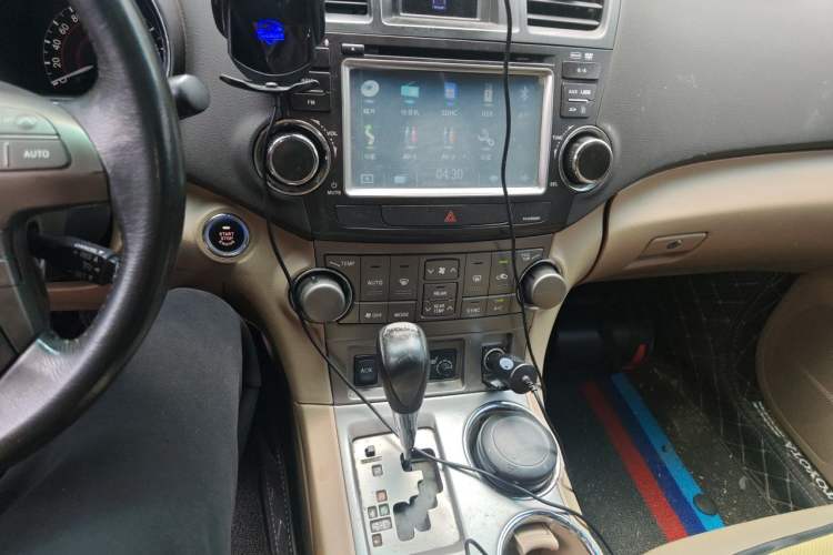 Used Toyota Highlander 2011 2.7L Two-Wheel Drive 7-Seater Luxury Edition Audio And AC Panel