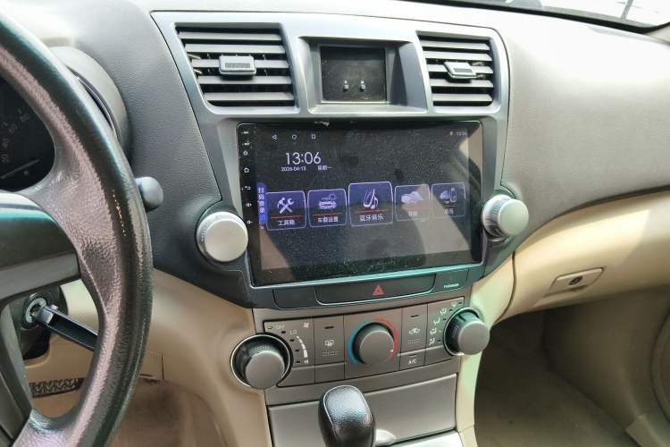 Used Toyota Highlander 2011 2.7L Two-Wheel Drive 5-Seater Elite Edition Audio And AC Panel