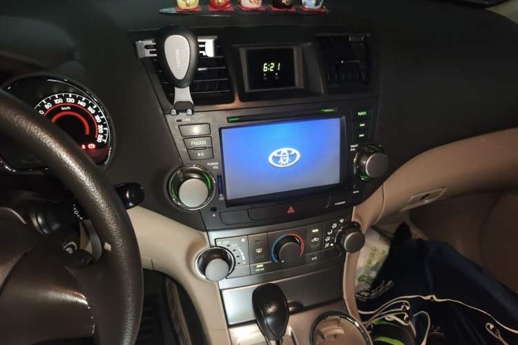 Used Toyota Highlander 2011 2.7L Two-Wheel Drive 7-Seater Elite Edition Audio And AC Panel
