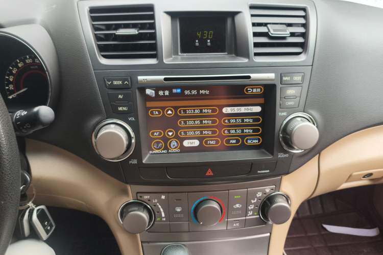Used Toyota Highlander 2011 2.7L Two-Wheel Drive 5-Seater Elite Edition Audio And AC Panel