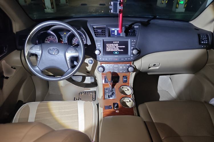 Used Toyota Highlander 2011 2.7L Two-Wheel Drive 7-Seater Supreme Edition Center Console