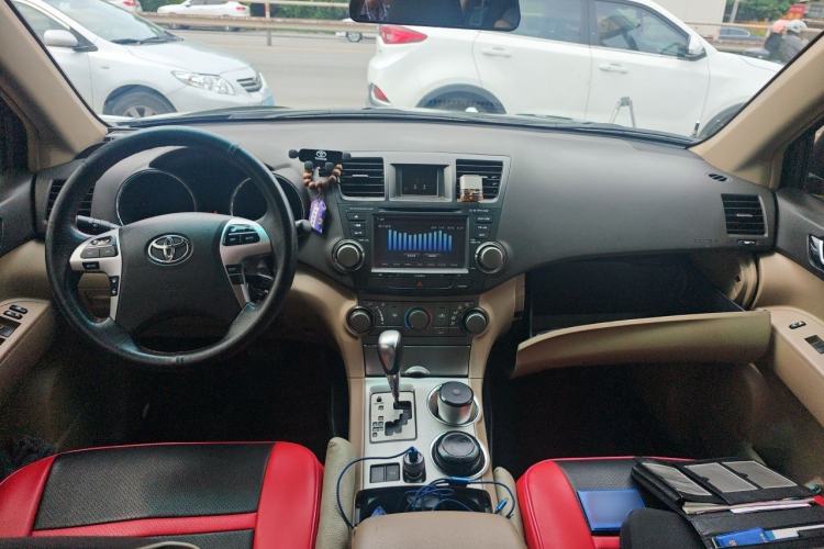 Used Toyota Highlander 2011 2.7L Two-Wheel Drive 7-Seater Elite Edition Center Console