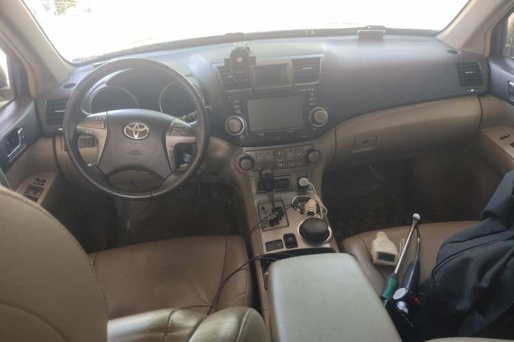 Used Toyota Highlander 2011 2.7L Two-Wheel Drive 7-Seater Luxury Edition Center Console