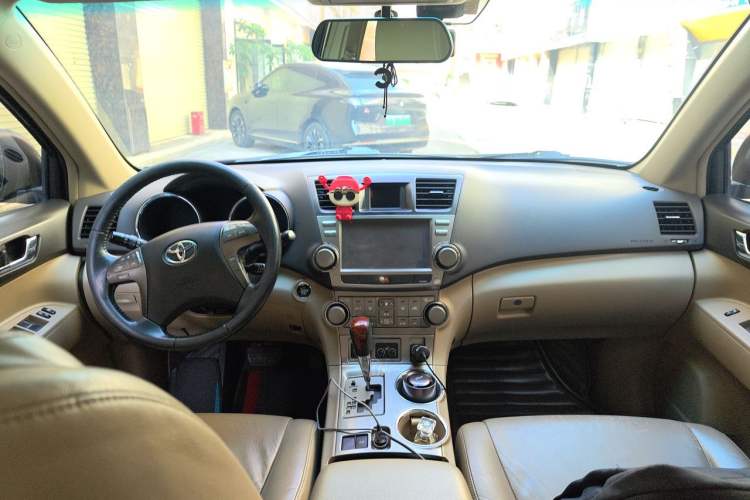Used Toyota Highlander 2011 2.7L Two-Wheel Drive 7-Seater Luxury Edition Center Console