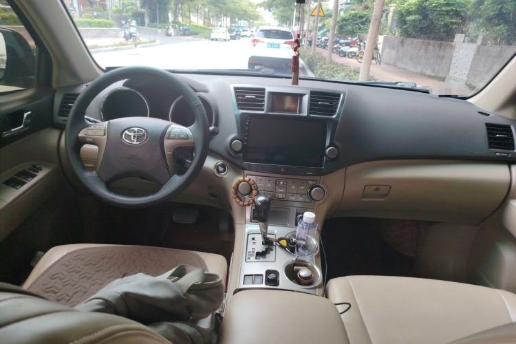 Used Toyota Highlander 2011 2.7L Two-Wheel Drive 7-Seater Elite Edition Center Console