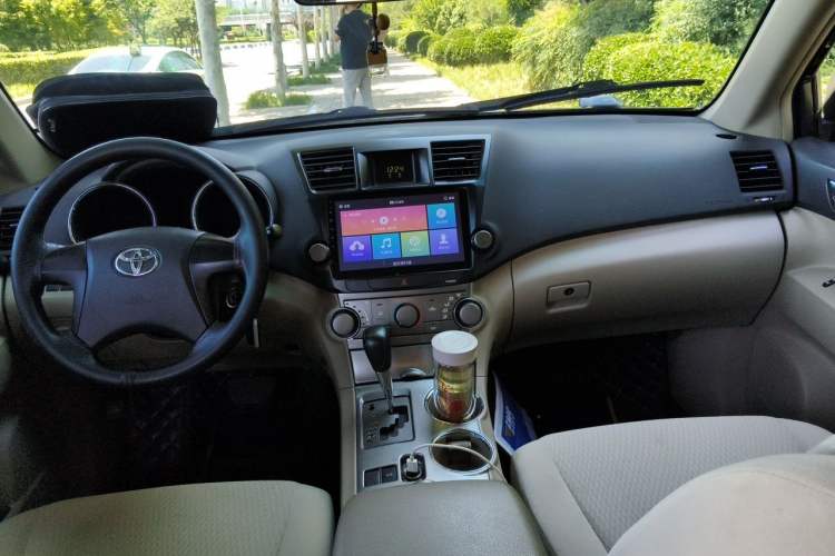 Used Toyota Highlander 2011 2.7L Two-Wheel Drive 5-Seater Elite Edition Center Console