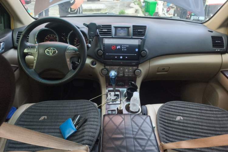 Used Toyota Highlander 2011 2.7L Two-Wheel Drive 7-Seater Supreme Edition Center Console