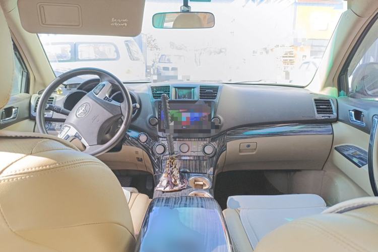 Used Toyota Highlander 2011 2.7L Two-Wheel Drive 5-Seater Elite Edition Center Console