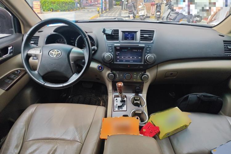 Used Toyota Highlander 2011 2.7L Two-Wheel Drive 5-Seater Sport Edition Center Console