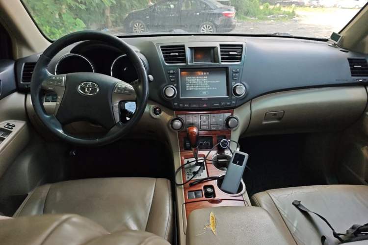Used Toyota Highlander 2011 2.7L Two-Wheel Drive 7-Seater Supreme Edition Center Console