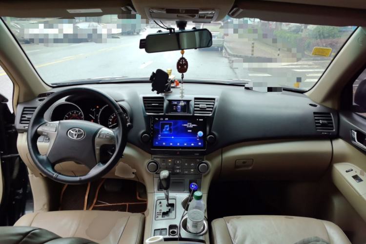 Used Toyota Highlander 2011 2.7L Two-Wheel Drive 7-Seater Luxury Edition Center Console