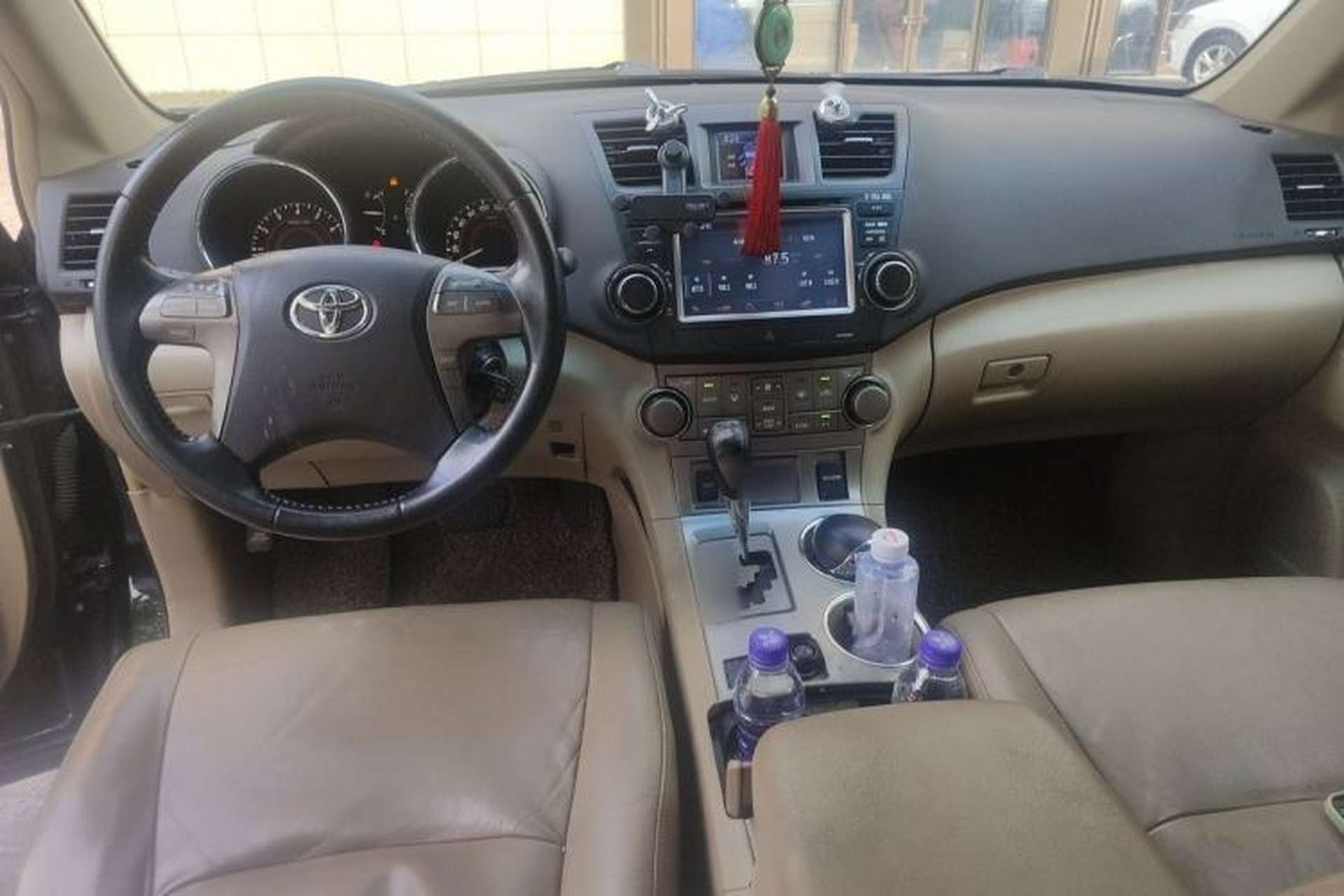 Used Toyota Highlander 2011 2.7L Two-Wheel Drive 7-Seater Luxury Edition Center Console