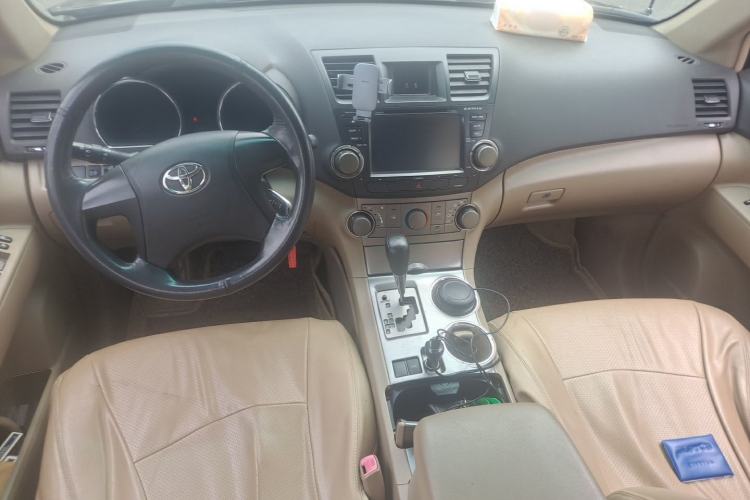 Used Toyota Highlander 2011 2.7L Two-Wheel Drive 5-Seater Elite Edition Center Console