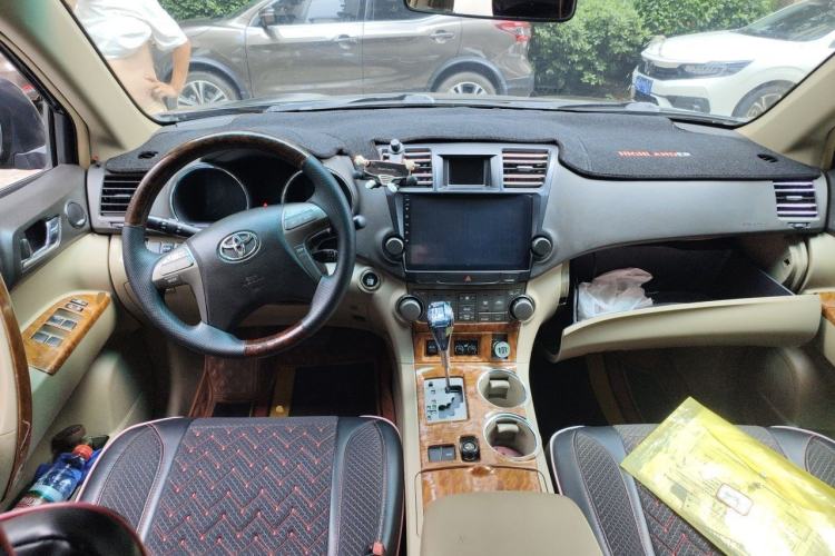 Used Toyota Highlander 2011 2.7L Two-Wheel Drive 7-Seater Luxury Edition Center Console