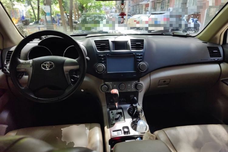 Used Toyota Highlander 2011 2.7L Two-Wheel Drive 5-Seater Sport Edition Center Console