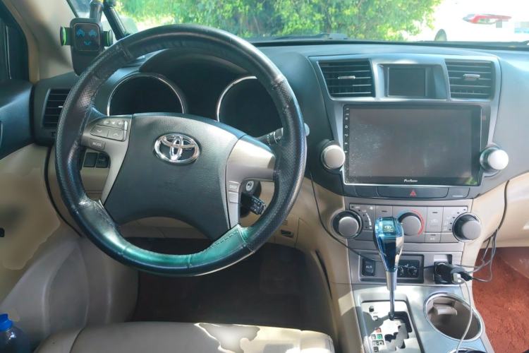 Used Toyota Highlander 2011 2.7L Two-Wheel Drive 5-Seater Sport Edition Center Console