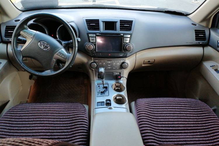 Used Toyota Highlander 2011 2.7L Two-Wheel Drive 7-Seater Luxury Edition Center Console