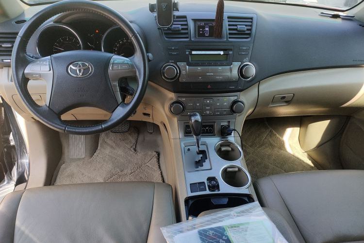 Used Toyota Highlander 2011 2.7L Two-Wheel Drive 7-Seater Luxury Edition Center Console