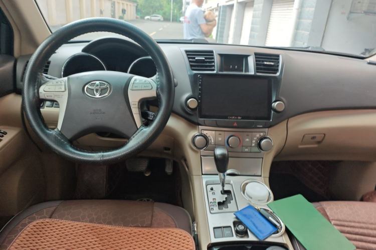 Used Toyota Highlander 2011 2.7L Two-Wheel Drive 5-Seater Elite Edition Center Console