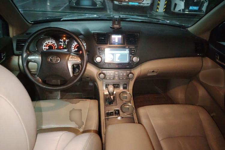 Used Toyota Highlander 2011 2.7L Two-Wheel Drive 7-Seater Luxury Edition Center Console