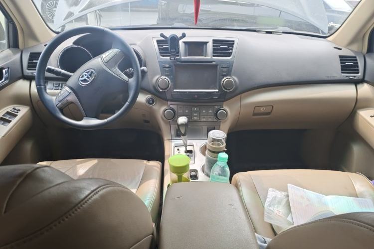 Used Toyota Highlander 2011 2.7L Two-Wheel Drive 7-Seater Luxury Edition Center Console