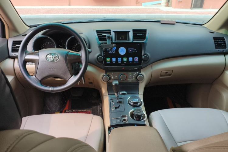 Used Toyota Highlander 2011 2.7L Two-Wheel Drive 5-Seater Elite Edition Center Console