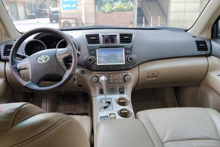 Used Toyota Highlander 2011 2.7L Two-Wheel Drive 7-Seater Luxury Edition Center Console
