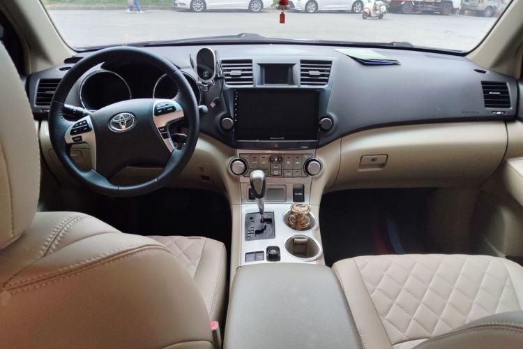 Used Toyota Highlander 2011 2.7L Two-Wheel Drive 7-Seater Luxury Edition Center Console