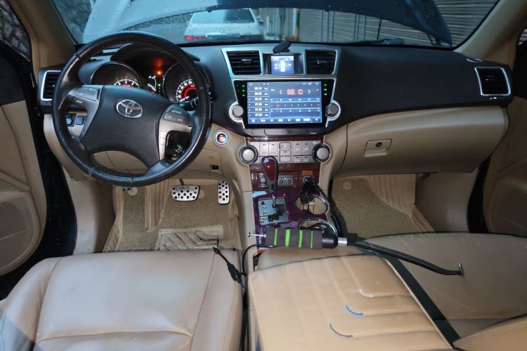Used Toyota Highlander 2011 2.7L Two-Wheel Drive 7-Seater Luxury Edition Center Console