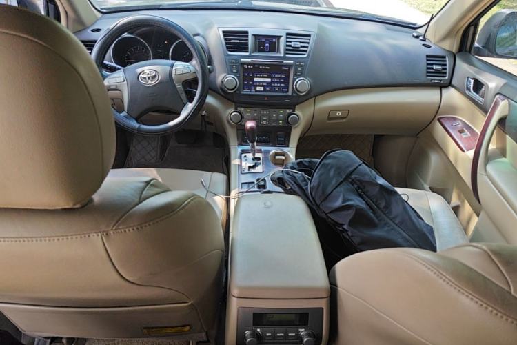 Used Toyota Highlander 2011 2.7L Two-Wheel Drive 7-Seater Luxury Navigation Edition Center Console