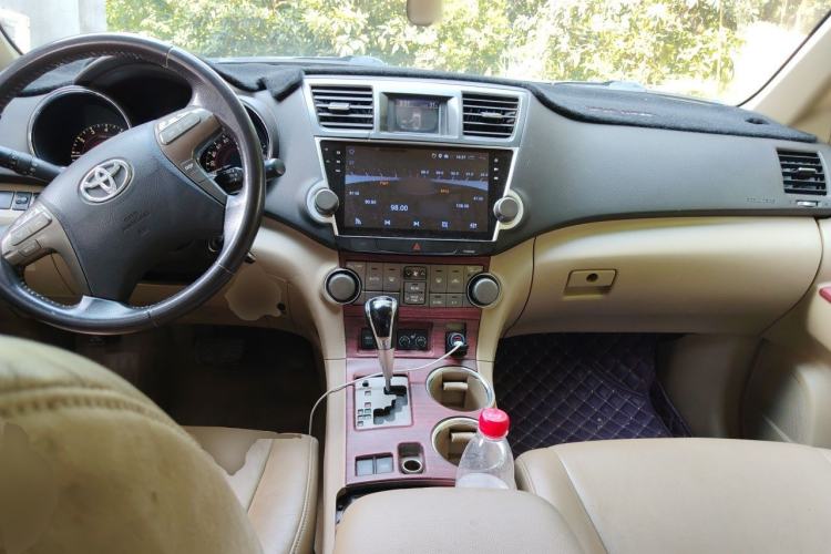 Used Toyota Highlander 2011 2.7L Two-Wheel Drive 7-Seater Luxury Edition Center Console