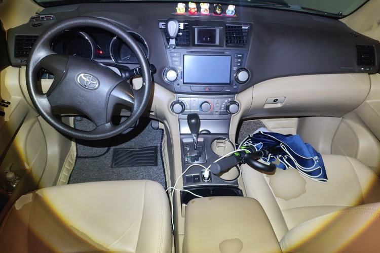 Used Toyota Highlander 2011 2.7L Two-Wheel Drive 7-Seater Elite Edition Center Console
