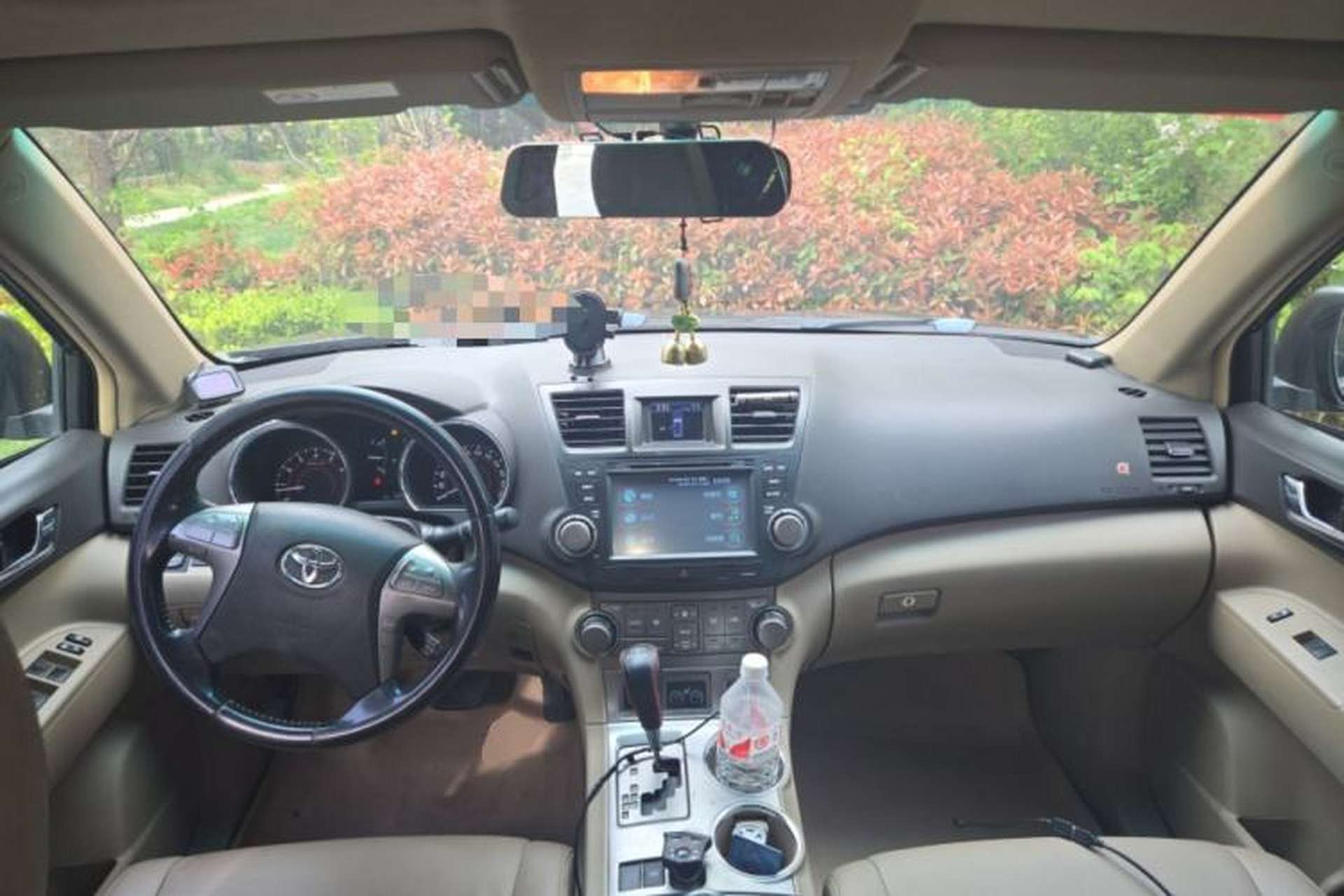 Used Toyota Highlander 2011 2.7L Two-Wheel Drive 7-Seater Elite Edition Center Console